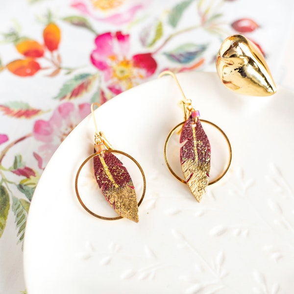 Boucles d'oreilles plumes en cuir rouge foncé, Boucles créoles laiton doré à l'or fin, Cadeau Saint-Valentin Mariage Bohème