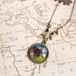 Médaillon pendentif bleu et vert en polymère imitation pierre, perles en verre chaîne fine laiton bronze, Astronomie Planète Saint-Valentin