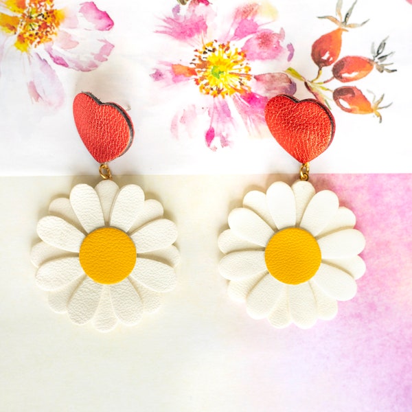 Boucles d'oreilles Marguerites en cuir recyclé blanc et jaune avec coeur en cuir métallisé rouge, Puces en acier, Cadeau fête des mères