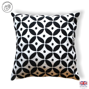 Funda Cojín Decorativo Lana Hecha A Mano Motivo Geométrico 50x50cm Blanco y Negro