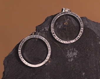 Boucles d'oreilles en argent, anneaux ciselés, puces rondes en argent massif, martelées, bijou minimaliste, moderne, fait main en Bretagne