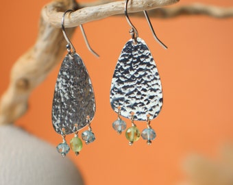 Boucles d'oreilles modernes martelées en argent massif et pierres semi-précieuses de Péridot vert clair et Topaze bleue de Londres