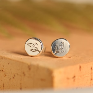 3 leaf stud earrings in solid silver. Handmade earrings, plant and natural inspiration. Minimalist jewelry