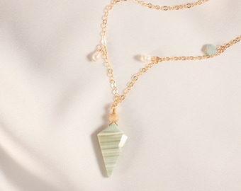 Collier losange Modèle Joyce - minimaliste, pierre semi précieuse agate verte, perle de culture blanche, emeraude vert menthe - plaqué or