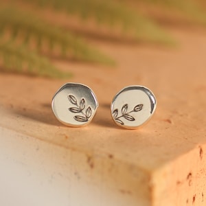 Leaf design ear studs in solid silver. Handmade earrings, plant and natural inspiration. Minimalist jewelry
