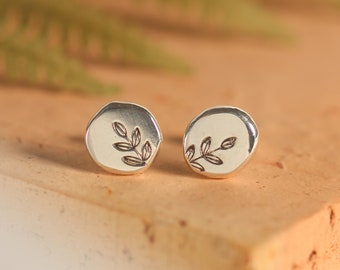 Puces d'oreilles dessin feuillage en argent massif. Boucles d'oreilles fait main, inspiration végétale et naturelle. Bijou minimaliste