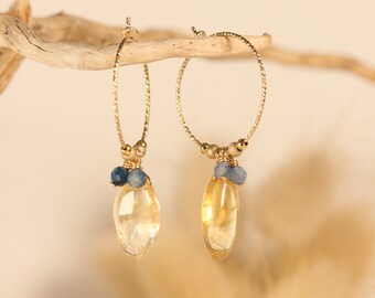 Boucles d'oreille créoles en or gold filled et pierre semi-précieuse de Citrine jaune et Cyanite bleue. Anneaux texturés, martelés doré