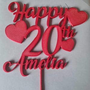 以下が含まれることがあります： 「Happy 20th Amelia」の文字とハートの形が特徴的な赤いケーキトッパー。 スクリプトフォントでデザインされ、しっかりとした素材で作られています。 ケーキに挿入して使用するように設計されています。