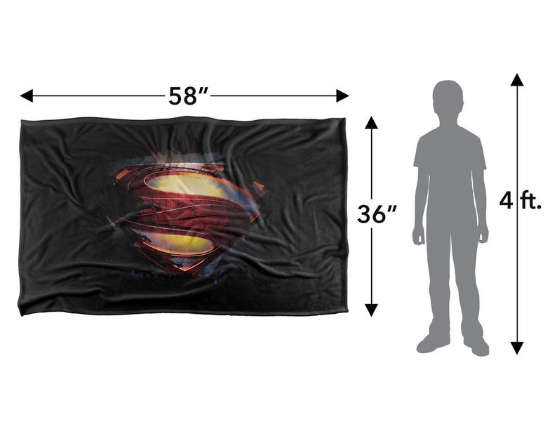 Puede incluir: Manta negra con el logotipo de Superman en rojo, amarillo y azul. La manta mide 147 cm de largo y 91 cm de ancho. Se muestra una silueta de 122 cm para dar una idea de la escala.