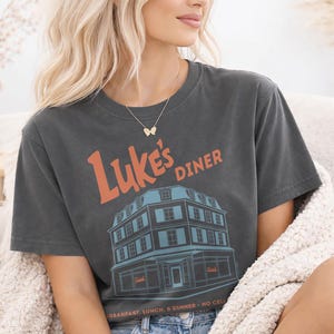 Gilmore Girls Stars Luke's Diner Building Officially Licensed Adult Oversized Comfort Colors T-Shirt and Crewneck Sweatshirts afbeelding 13