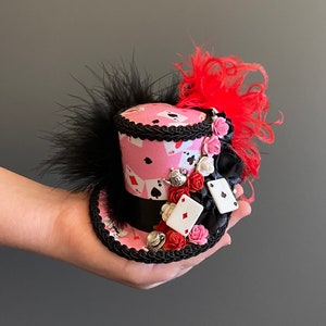 Micro mini hoge hoed, Las Vegas pokerhoed, Alice in Wonderland, gekke hoedenhoed, koningin van hartenhoed, theehoed, kaart minihoed