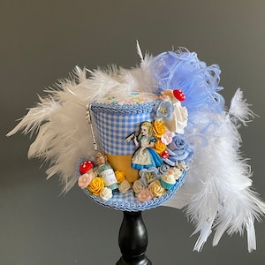 Mini Top Hat, Alice Mini diorama hat, Alice in Wonderland, Mad hatter hat, Tea party hat, Tea Hat, Kentucky derby hat