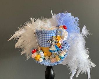 Mini Top Hat, Alice Mini diorama hat, Alice in Wonderland, Mad hatter hat, Tea party hat, Tea Hat, Kentucky derby hat