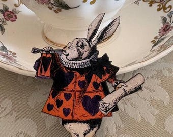 ブローチ 白ウサギ - 不思議の国のアリス - ニードルフェルトの装飾品
