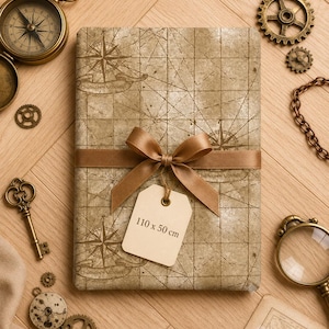 Peut inclure: Un paquet rectangulaire enveloppé dans du papier beige avec un motif de carte ancienne et des roses des vents, noué avec un ruban de satin marron et une étiquette beige portant l'inscription 110 x 50 cm, entouré d'engrenages en laiton.