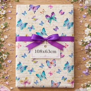 Peut inclure: Panneau en bois fait à la main avec l'inscription "Welcome to our home" dans un style manuscrit. Le panneau est peint en blanc avec des lettres noires et une finition vieillie, adapté à l'intérieur ou à l'extérieur.