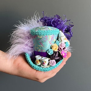 Micro mini hoge hoed, paarse theekopje hoed, gekke hoedenmaker hoed, thee hoed, Alice in Wonderland, theekransje hoed