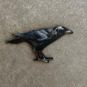 Broche de cuervo, alfiler de madera, alfiler de Halloween, alfiler de cuervo, alfiler de Poe, Alicia en el país de las maravillas, regalo de cumpleaños