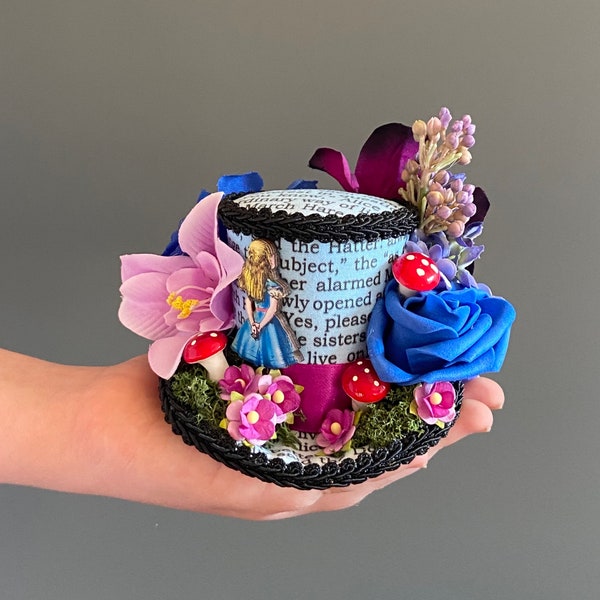 Micro mini top hat, Wonderland book script hat, Mad hatter, Tea party mini top hat, Mad tea party, diorama, Alice in Wonderland mini top hat