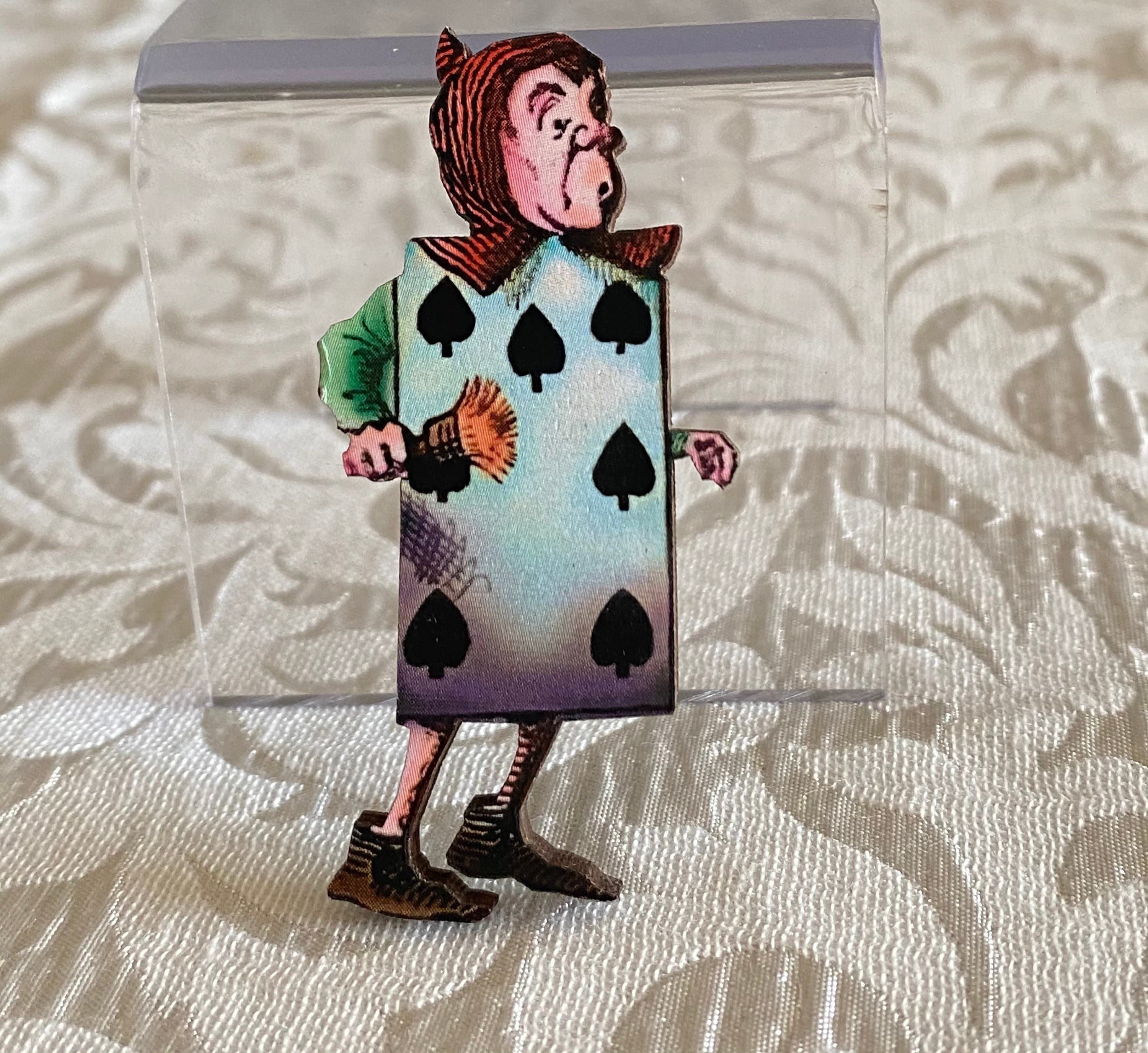 Hartenkoningin-speld, Wonderland-kaartbroche, theekransjespeld, Alice in  Wonderland-speld, verjaardagscadeau, Mad Hatter-speld - Etsy België, image size:3000x2752