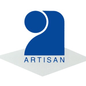 Puede incluir: Logotipo azul con una 'A' estilizada y un c&iacute;rculo, con la palabra 'ARTISAN' debajo. El logotipo est&aacute; sobre una base en forma de diamante gris claro sobre un fondo blanco.