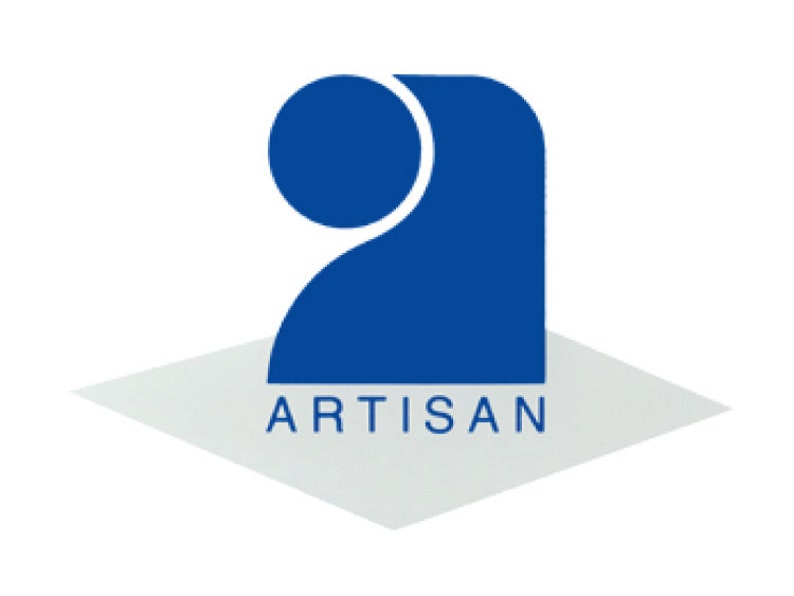 Puede incluir: Logotipo azul con una 'A' estilizada y un c&iacute;rculo, con la palabra 'ARTISAN' debajo. El logotipo est&aacute; sobre una base en forma de diamante gris claro sobre un fondo blanco.