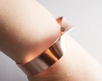 FLORA. gedrehter Armreif in Kupfer oder Messing erhältlich