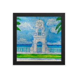 Puede incluir: Una pintura de acuarela de una torre de reloj blanca con una esfera de reloj en la parte delantera. La torre está ubicada en una costa con un cielo azul y nubes blancas en el fondo. Se pueden ver palmeras a ambos lados de la torre.