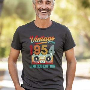 1954 T-shirt vintage unisexe haut 70e anniversaire édition limitée classique cassette Boombox chemise cadeaux pour lui et elle T-shirt classique rétro image 1