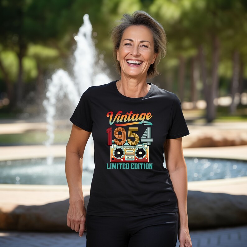 1954 T-shirt Vintage Unisex Top 70e verjaardag Limited Edition Classic Cassette Boombox Shirt Cadeaus voor hem en haar Klassiek Retro T-shirt afbeelding 8