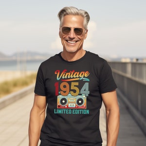 1954 T-shirt vintage unisexe haut 70e anniversaire édition limitée classique cassette Boombox chemise cadeaux pour lui et elle T-shirt classique rétro image 2