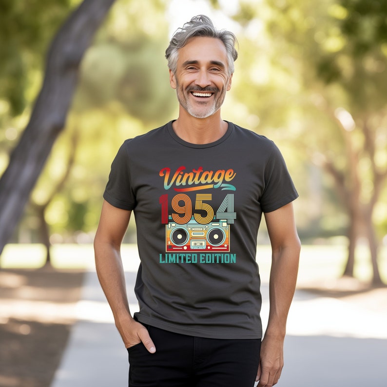 1954 T-Shirt Vintage Unisex Top 70th Birthday Limited Edition Classic Cassette Boombox Shirt Gifts For Him and Her Classic Retro T-Shirt imagem 1