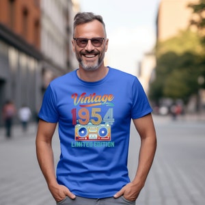 1954 T-shirt Vintage Unisex Top 70e verjaardag Limited Edition Classic Cassette Boombox Shirt Cadeaus voor hem en haar Klassiek Retro T-shirt afbeelding 3