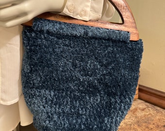 Sac bleu foncé au crochet avec poignées en bois - chenille de rayonne