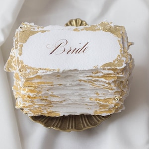 Carte de visite de mariage manuscrite sur papier fait main, marque-places de calligraphie avec feuille d'or