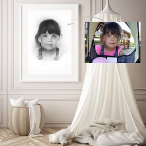 Puede incluir: Un dibujo a l&aacute;piz en blanco y negro de una ni&ntilde;a con cabello oscuro y una camisa blanca. El dibujo est&aacute; enmarcado y colgado en una pared. Una foto de la misma ni&ntilde;a con una camisa rosa es visible en el fondo.
