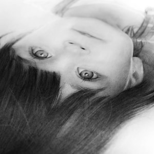 Puede incluir: Dibujo a l&aacute;piz en blanco y negro de una cara con el pelo largo. La persona est&aacute; mirando hacia arriba con los ojos abiertos.