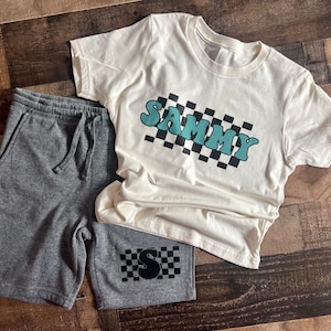 Conjunto de camisa y pantalones cortos con nombre personalizado: atuendo retro a juego