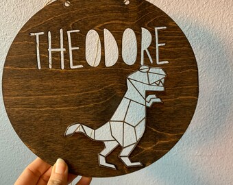 Gepersonaliseerde deurbord Dino Kids: handgekleurde berken, aangepaste kleuren