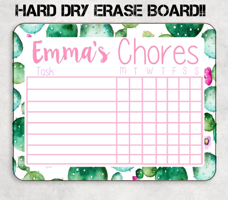 K&ouml;nnte beinhalten: Ein wei&szlig;es Trockenl&ouml;schboard mit einem Kaktusdruckrand. Das Board hat ein rosa Gitter mit den Wochentagen, die oben beschriftet sind. Der Text "Emma's Chores" ist oben auf dem Board in rosa geschrieben. Der Text "Task" ist links auf dem Board in rosa geschrieben.