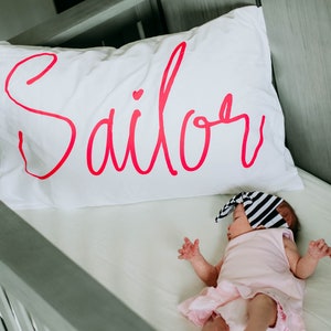 Fronha com nome personalizado: decoração personalizada para quarto de bebê