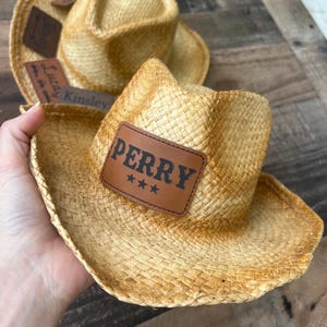 Personlig babyhalmcowboyhatt: Läderlapp i konstläder, eget namn