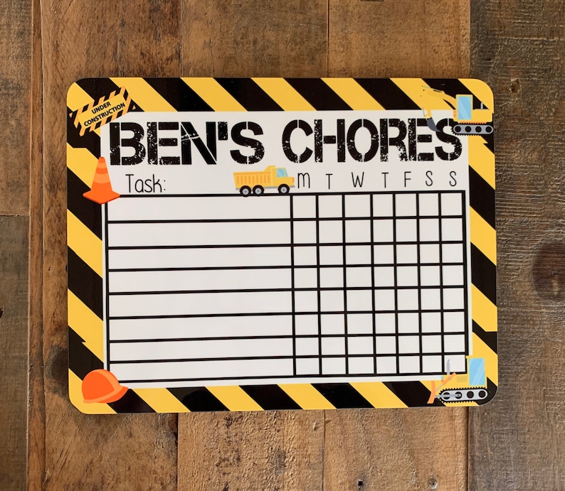 K&ouml;nnte beinhalten: Ein gelber und schwarzer Bau-Chore-Chart mit dem Text "BEN'S CHORES" oben. Der Chart hat einen Platz zum Schreiben von Aufgaben und ein Raster zum Abhaken der Wochentage.