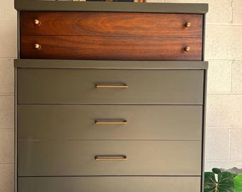 Cassettiera in stile Mid-Century Modern color verde oliva / Cassapanca in legno massello / Mobile dipinto su misura