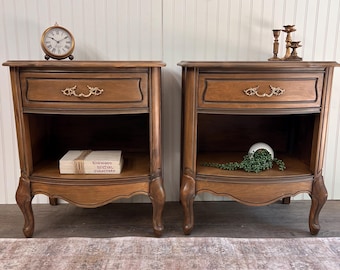Set van 2 Franse provinciale nachtkastjes | Vintage houten nachtkastjes | Gerestaureerd paar nachtkastjes | Slaapkamermeubelen in antieke stijl