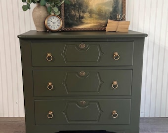 Commode antique en bois massif | Commode vert olive | Commode 3 tiroirs relookée | Anneaux de serrage en laiton | Rangement dans la chambre