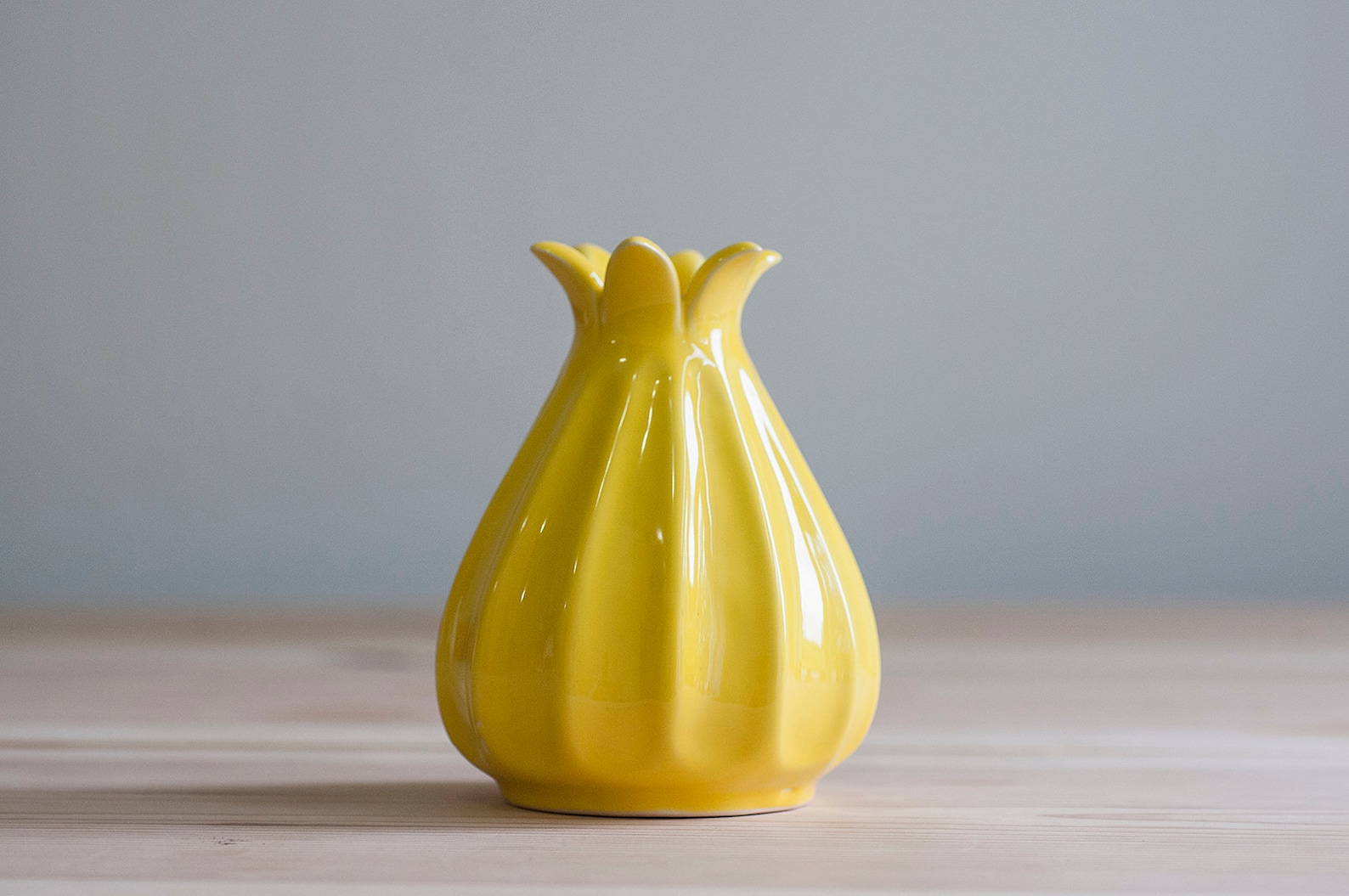 Желтая ваза. Ваза желтого цвета напольная. Две вазы желтые. Желтые вазы. Ваза vase lemon.