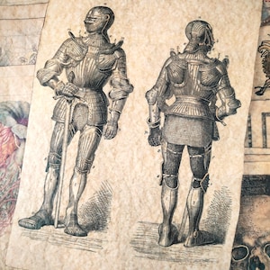Op de afbeelding: Twee gedetailleerde illustraties van middeleeuwse harnassen op verouderd papier. Eén toont de voorkant van een harnas met een zwaard, en de andere toont de achterkant. De tekeningen zijn in zwart-wit.