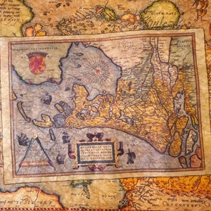 Réplique de carte médiévale • Pays-Bas, Abraham Ortelius, 1570 • Impression artisanale, illuminée avec de la peinture dorée, finition cire d'abeille