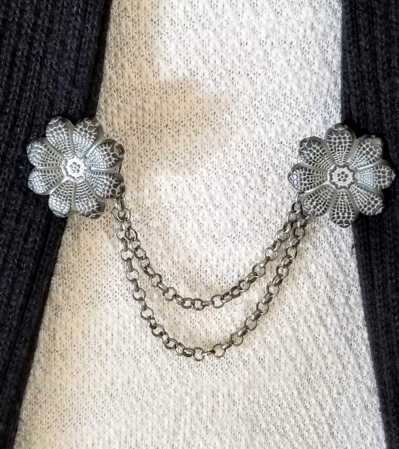 Sweater Closure 5050 Gray Round Flower Sweater Cardigan Clip